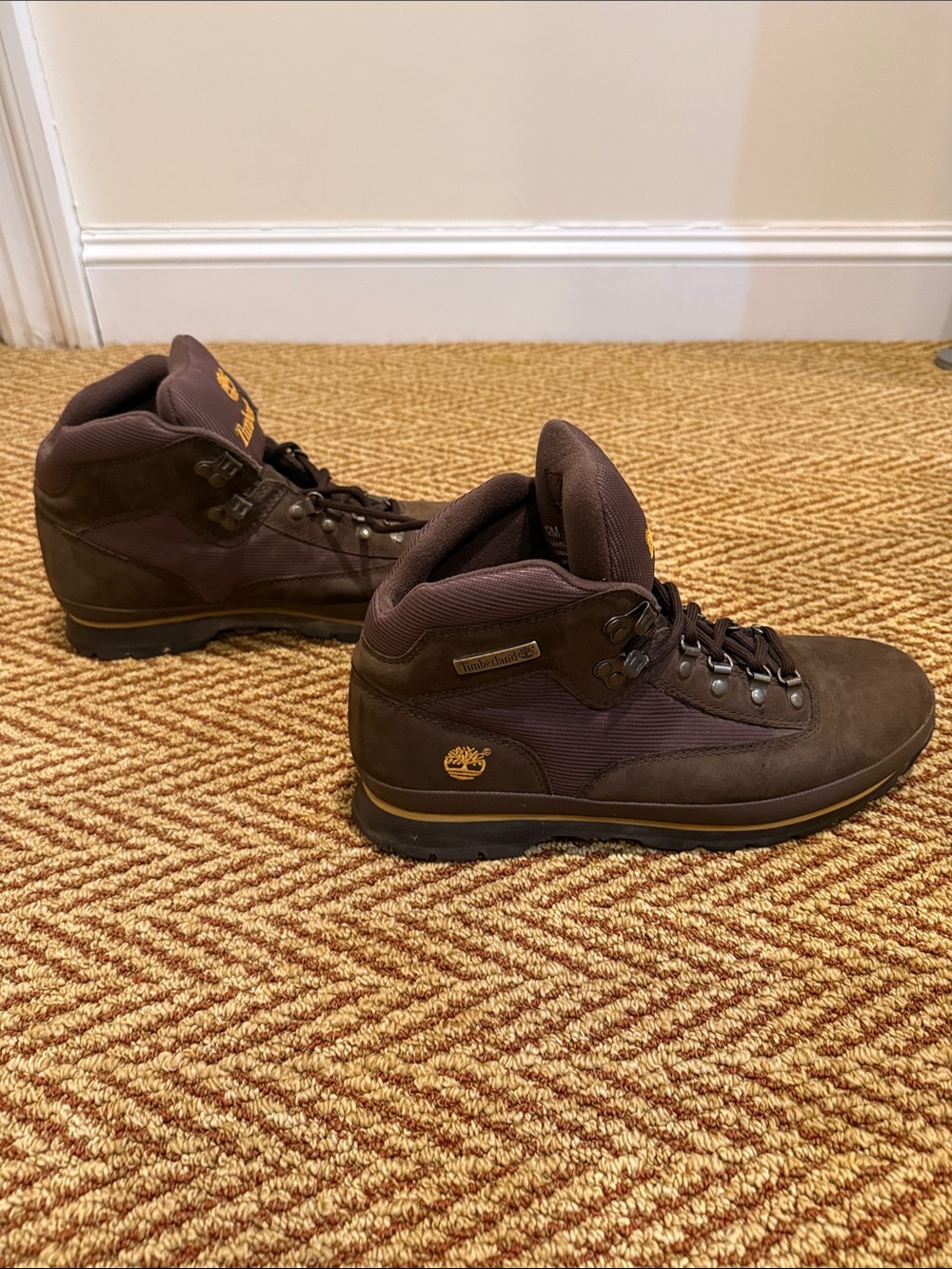 Timberland Men's Dark Brown Lace-Up Leather Hiking Boots with Gold Logo - Picture 5 of 5